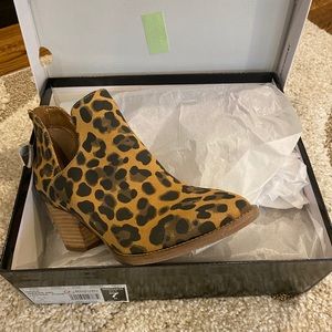 NIB Blondo Neda Leopard Suede size 7 Waterproof